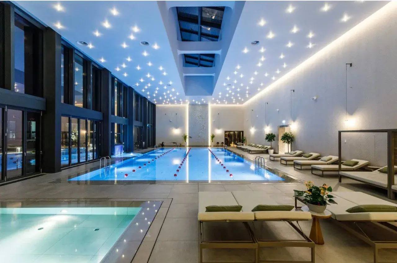 Панорамный крытый бассейн Crocus Fitness в Neva Towers