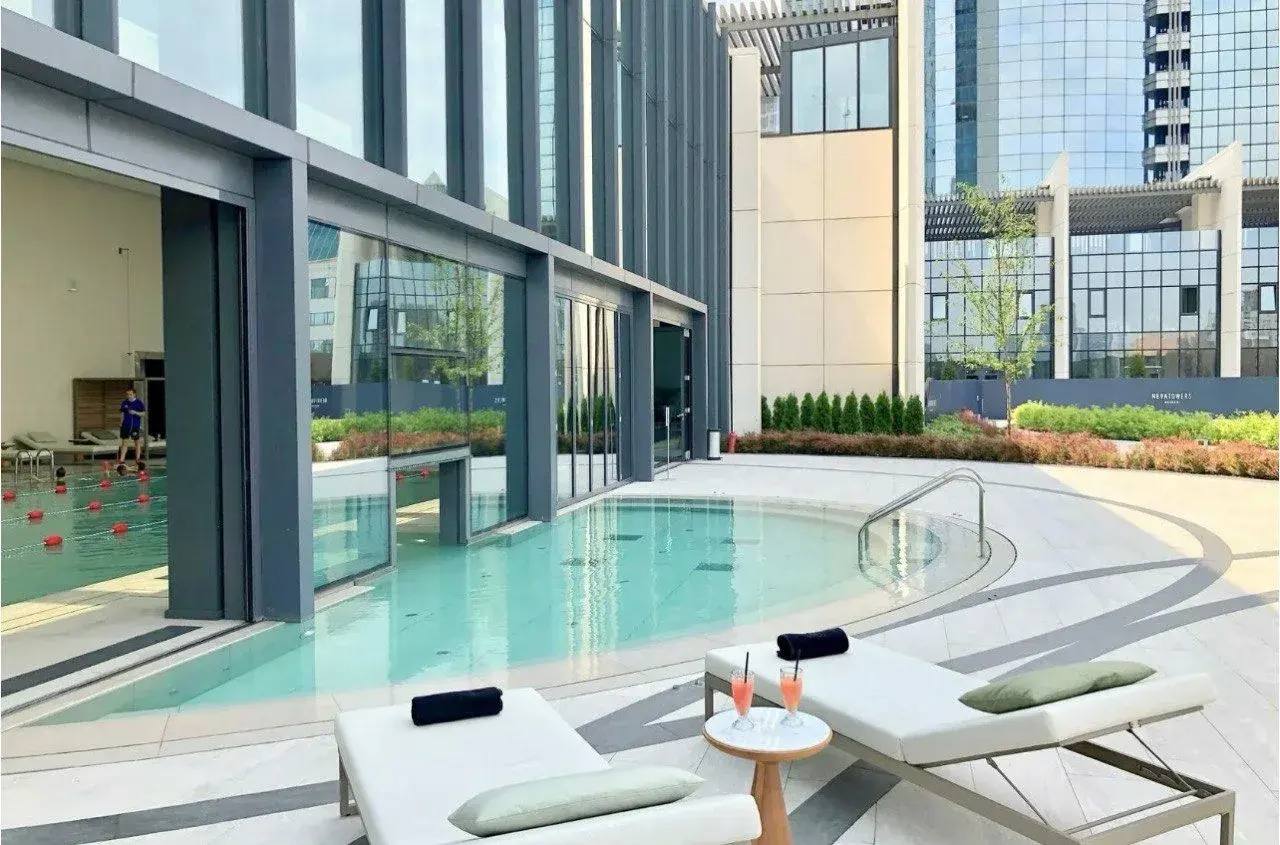 Открытая зона бассейна Crocus Fitness в Neva Towers